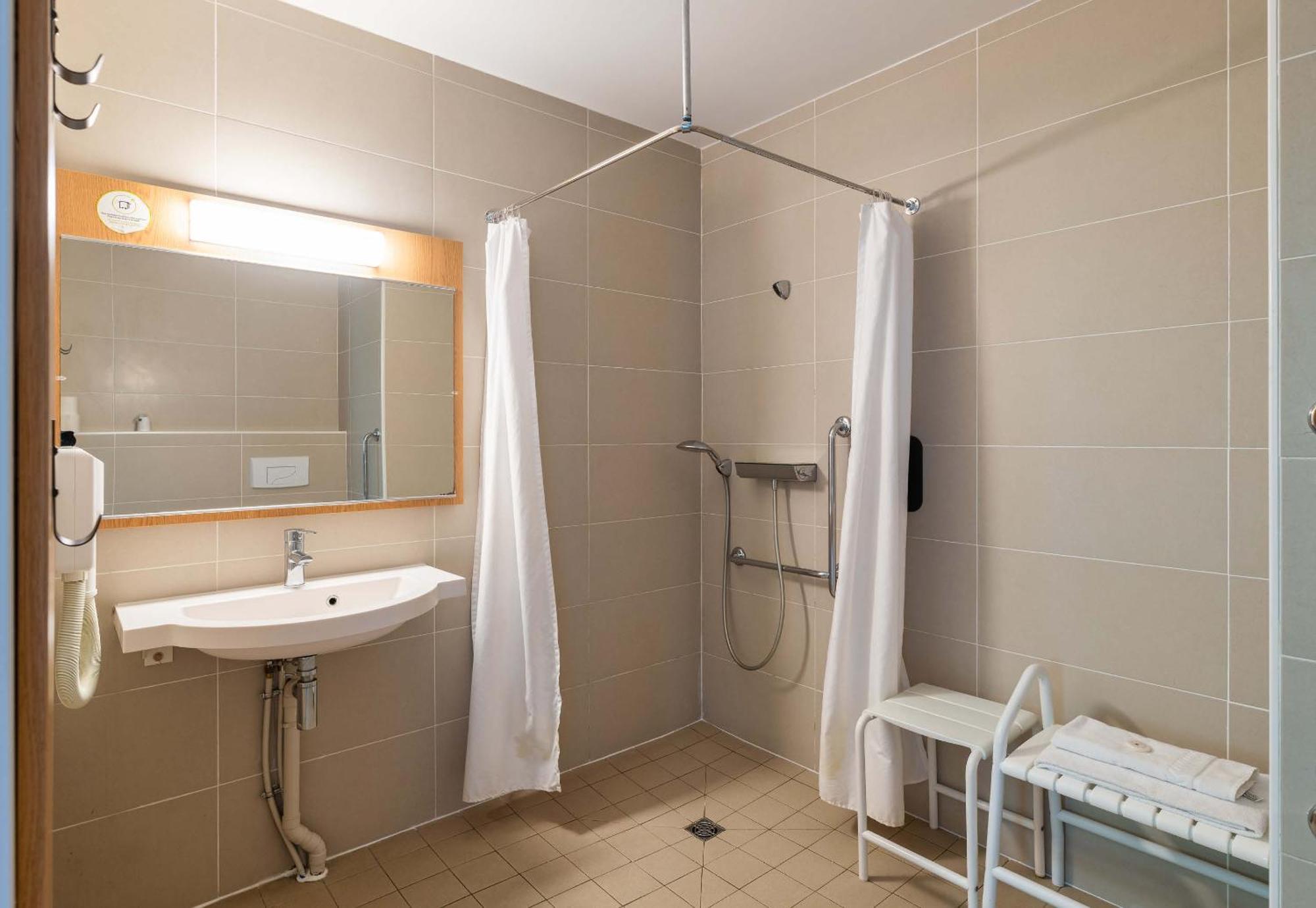 B&B Hotel Lyon Eurexpo Chassieu Exteriör bild